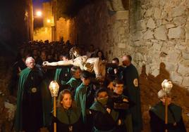 Cientos de personas participan en el vía crucis por la parte antigua