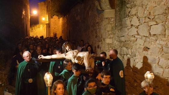 Cientos de personas participan en el vía crucis por la parte antigua