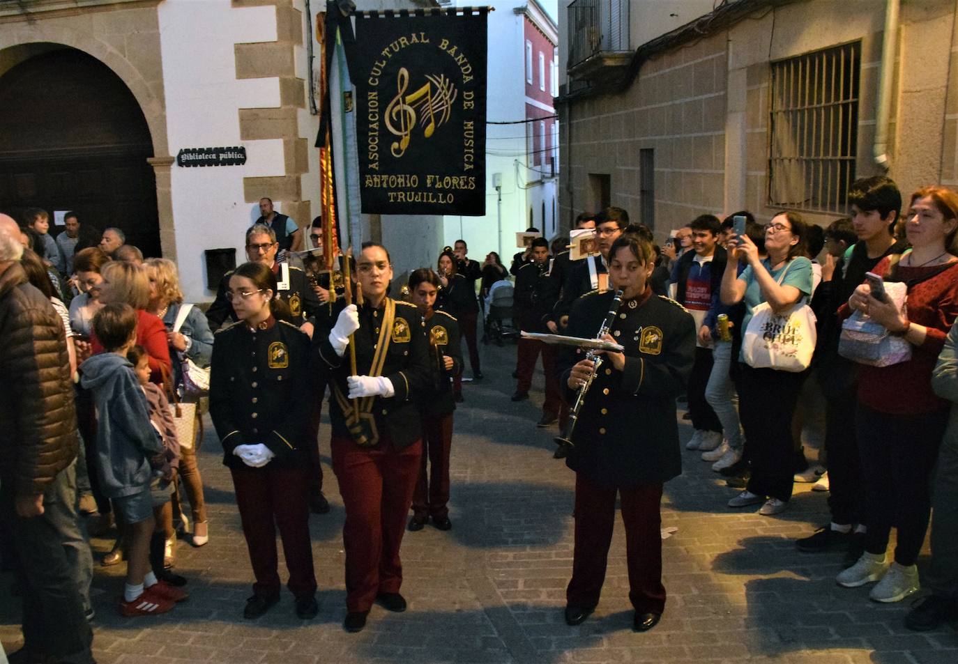 Integrantes de la banda de música Antonio Flores, en la procesión de ayer.