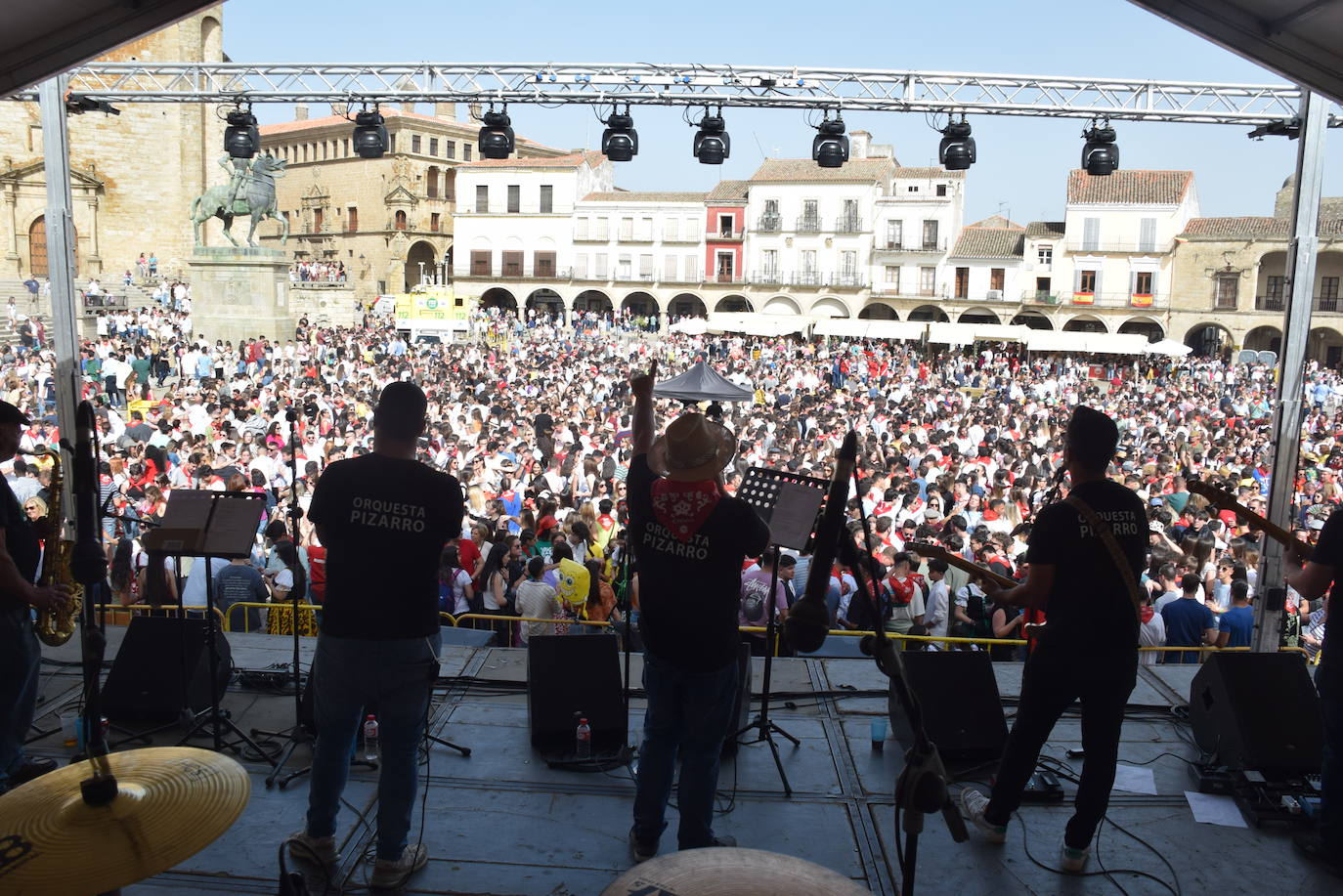 Un multitudinario y caluroso Chíviri
