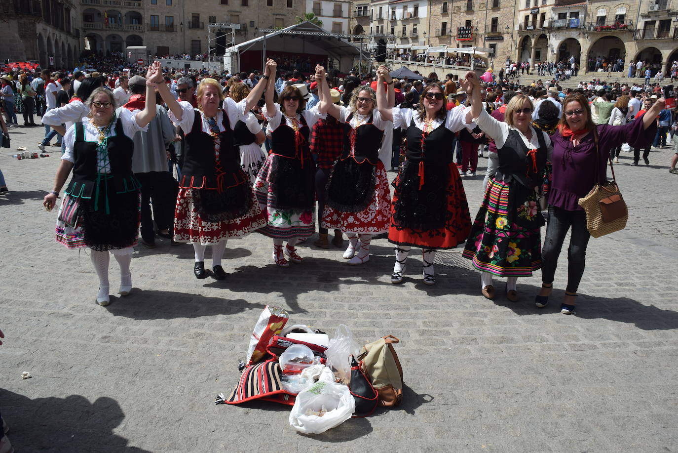 Imagen principal - Trujillo vibra con un Chíviri múltitudinario y caluroso
