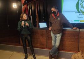 La gerente de Adicomt, junto a su compañero Fernando Yuste.