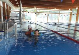 Usuarios de la piscina climatizada el pasado sábado.