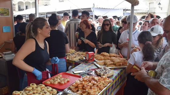 Miles de personas, de nuevo, llenan la Feria del Queso