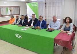 Fernando Bravo, junto a Óscar Fernández, Eduardo Gutiérrez e integrantes de la lista electoral