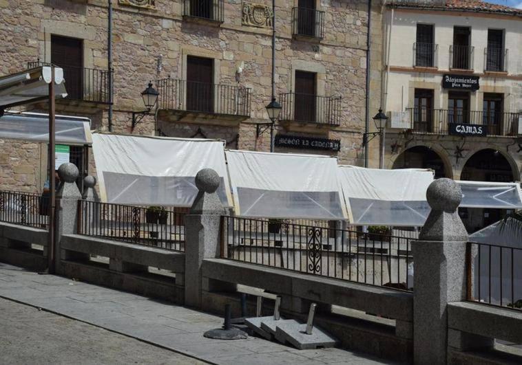 Sobreseída la denuncia al alcalde por el reparto de una terraza