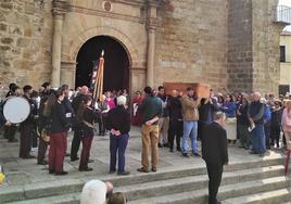 La salida del féretro de la iglesia de San Martin.