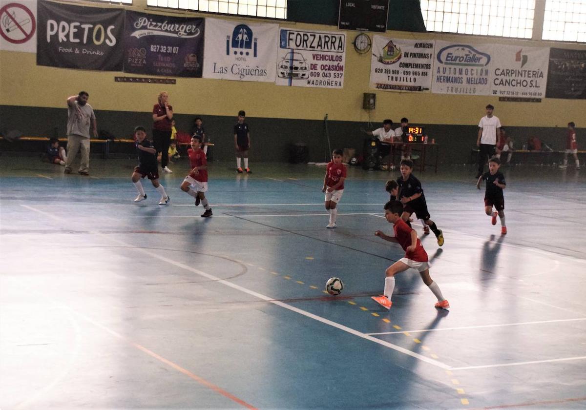 El III torneo de prebejamín de fútbol sala reúne a casi un centenar de menores