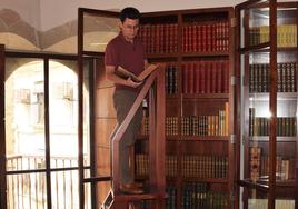 Hernando Orellana-Pizarro, en la biblioteca situada en el Palacio de los Barrantes Cervantes