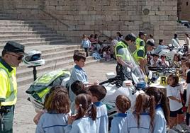 Menores participando en la exhbición realizada ayer por la Guardia Civil