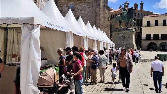La plaza Mayor registra un buen ambiente con la Feria Multisectorial