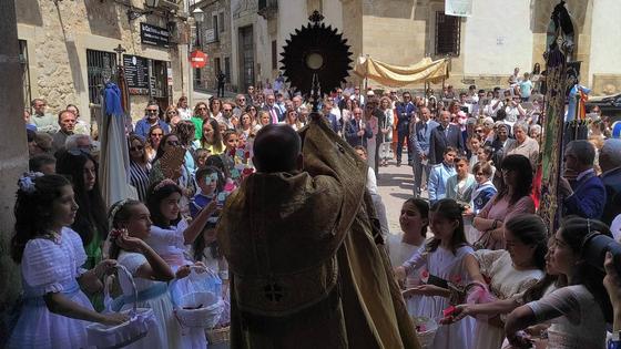 La ciudad cumple con el Corpus, bajo un intenso calor