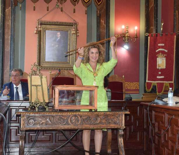 Ines Rubio, con el bastón de mando, tras ser nombrada alcaldesa esta mañana