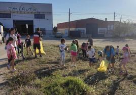 Participantes en la recogida de basura.