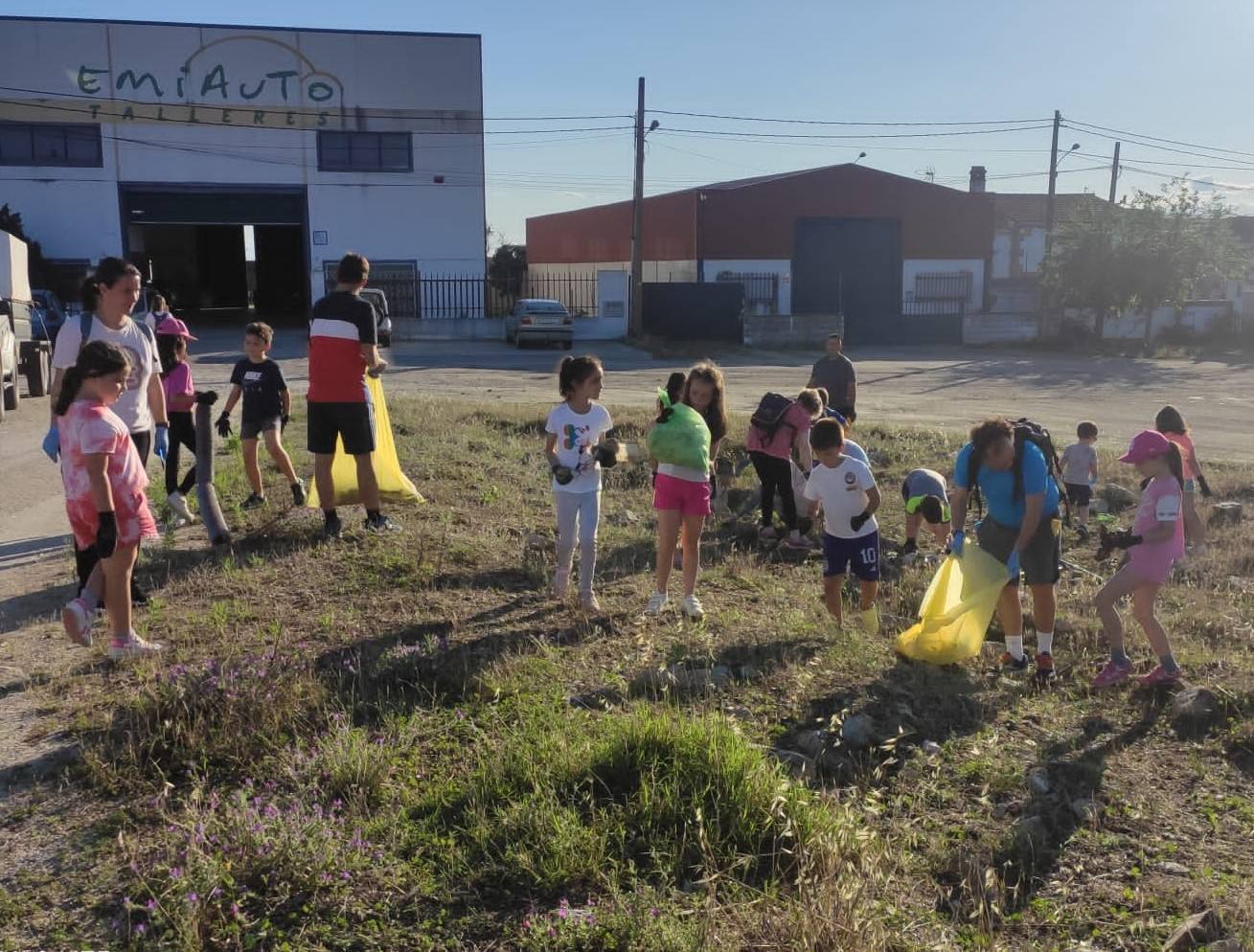 Participantes en la recogida de basura.