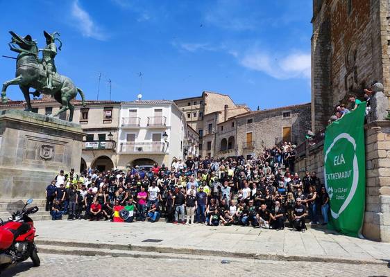 La Patrona recibe 29 ramos de flores de los grupos moteros