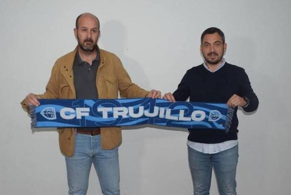 Ángel Díaz, a la derecha, con el nuevo entrenador, Rebollo