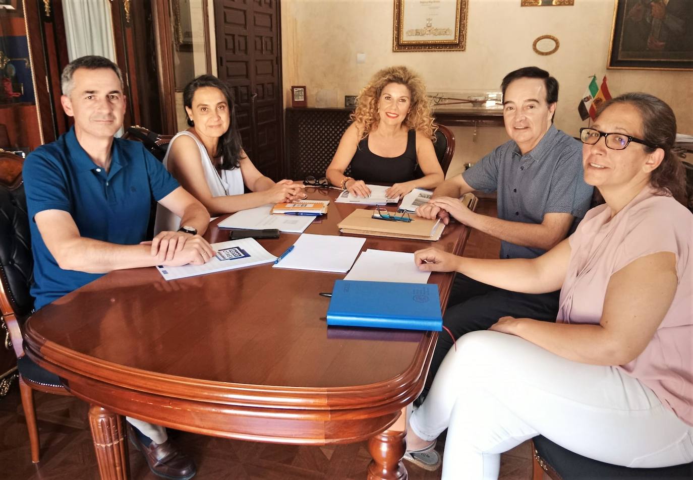 La alcaldesa apuesta por una reforma integral del teatro y hacerlo accesible
