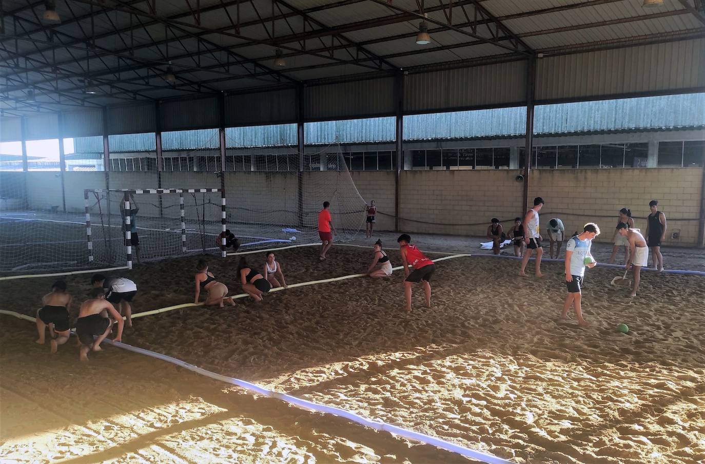 Jóvenes en la organización de las pistas de balonmano playa, en el recinto hípico.