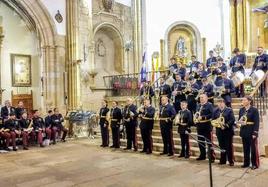 Integrantes de la banda de El Nazareno, junto con la banda de música Antonio Flores