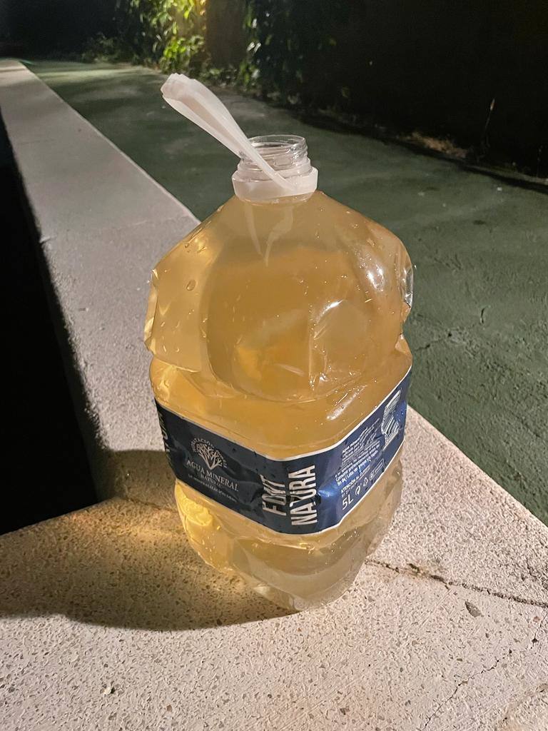 Agua recogida por un vecino en este núcleode población, hace unos días.