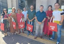 Dirigentesl del PSOE en el mercadillo trujillano