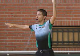 Arbitrando en uno de los partidos en la última temporada