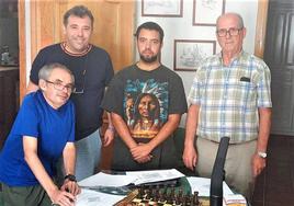 El presidente, a la derecha, junto con otros fundadores del club.