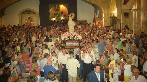 Los devotos desafían al calor en la bajada de la Patrona a San Martín