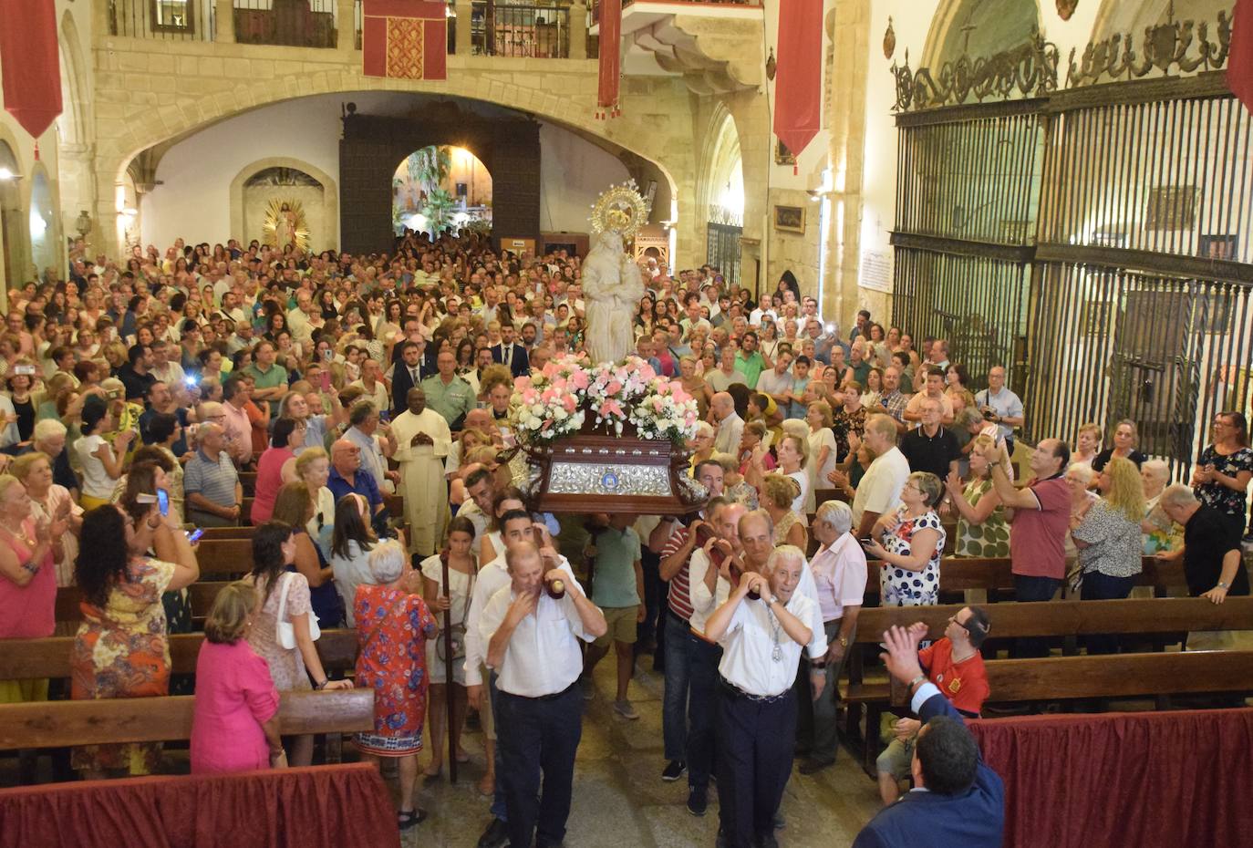 La bajada de la Patrona, bajo un intenso calor