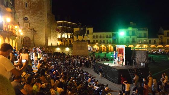Cientos de menores llenan las escalinatas de la plaza para disfrutar con Peneque