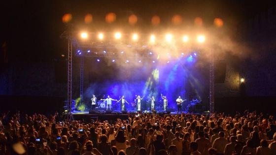Un público entregado disfruta de 'Siempre así', previo pregón de fiestas