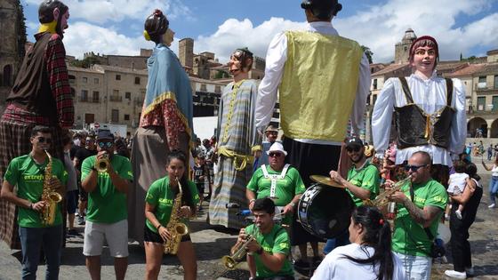 Cientos de personas disfrutan de la jornada festiva