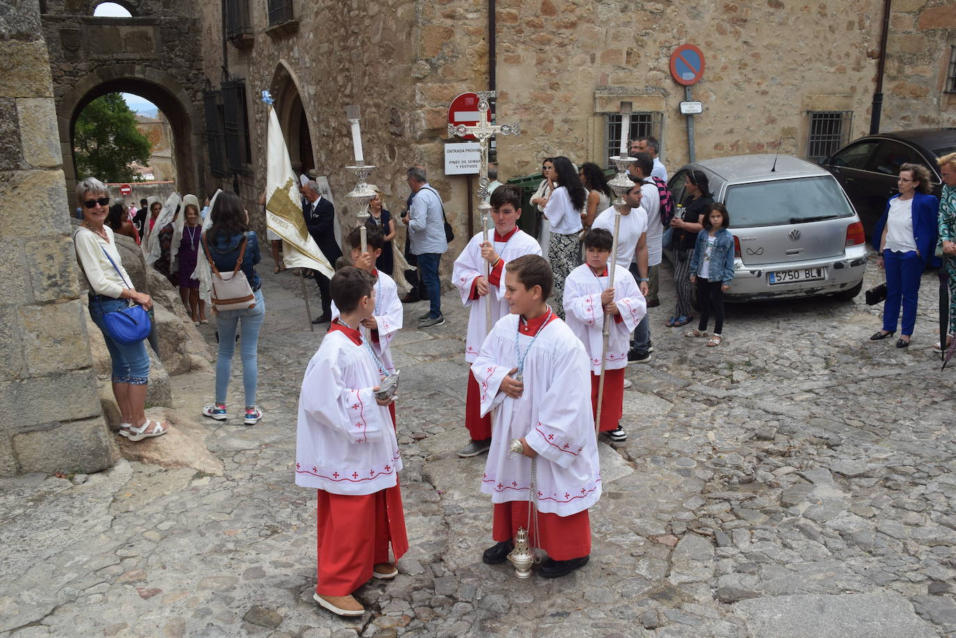 Subida, en procesión, de la Patrona al castillo