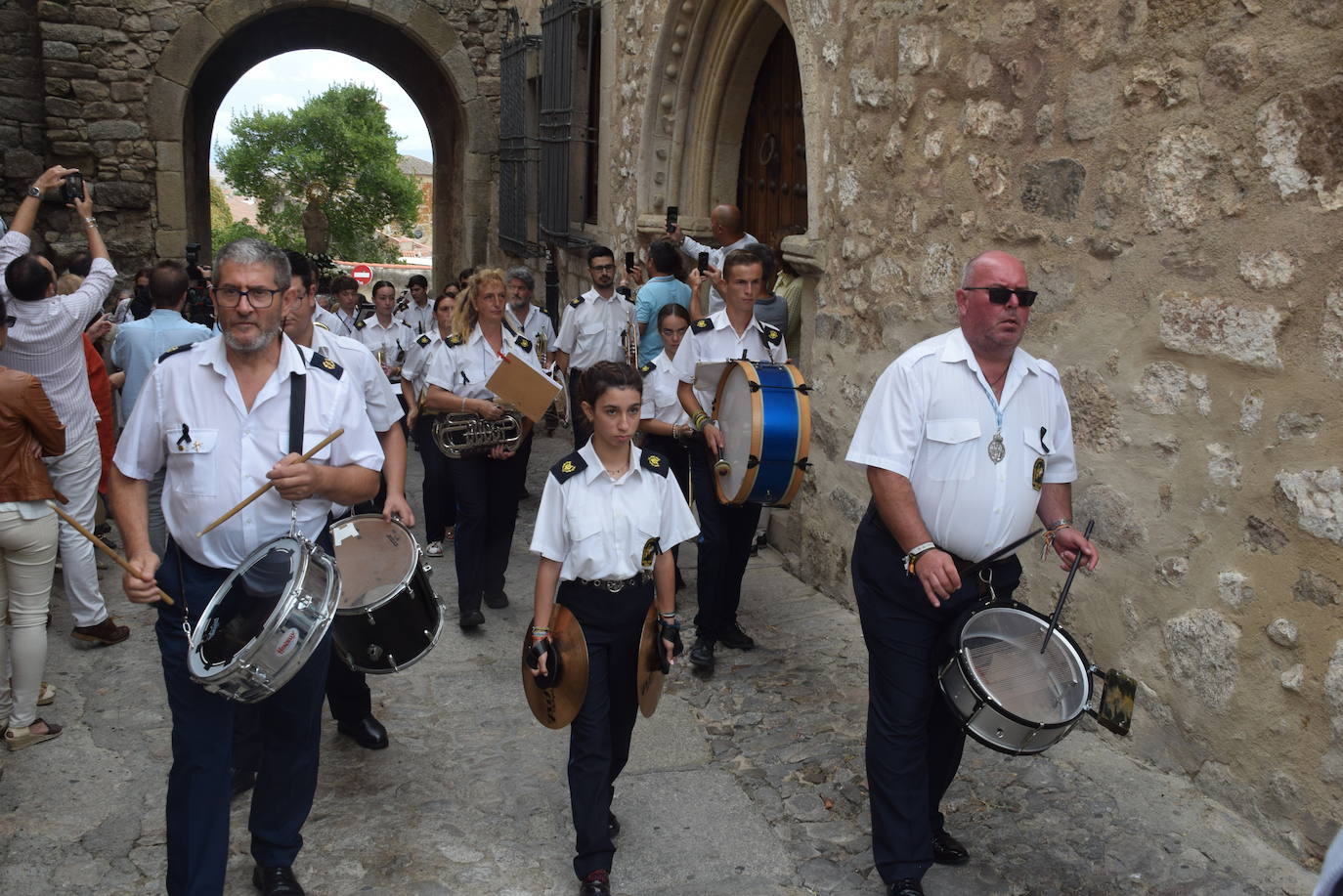 Subida, en procesión, de la Patrona al castillo