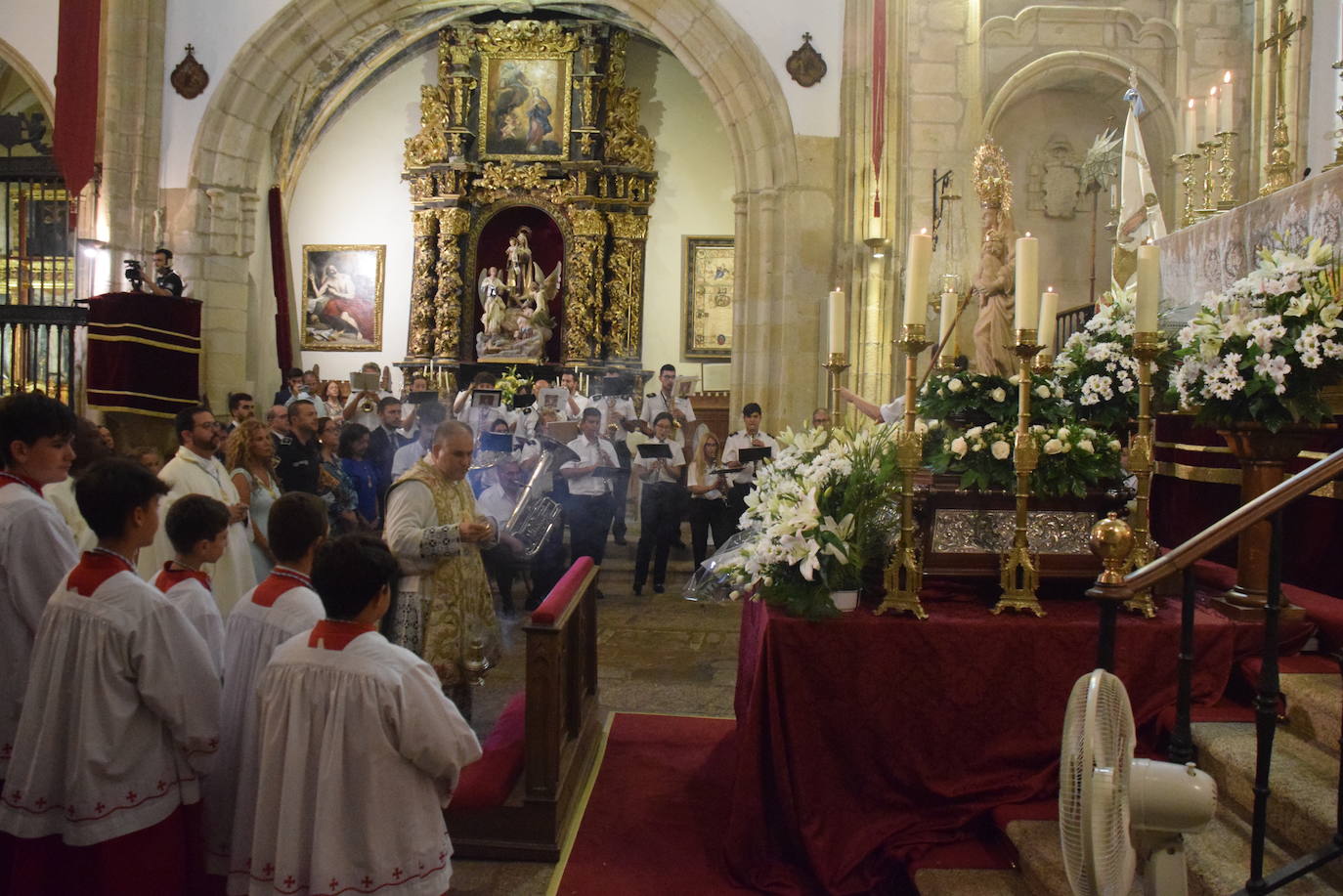 Subida, en procesión, de la Patrona al castillo