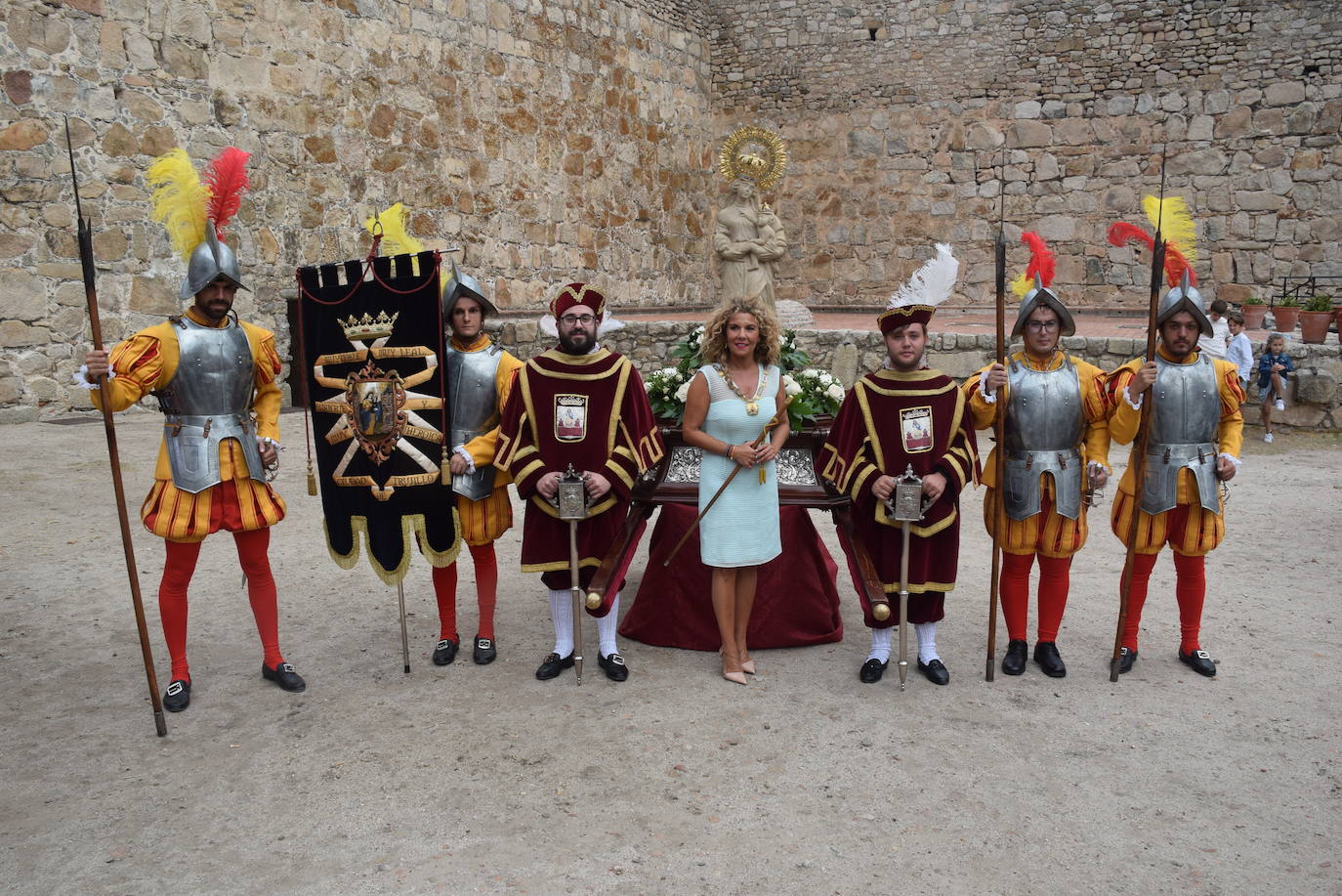 Subida, en procesión, de la Patrona al castillo
