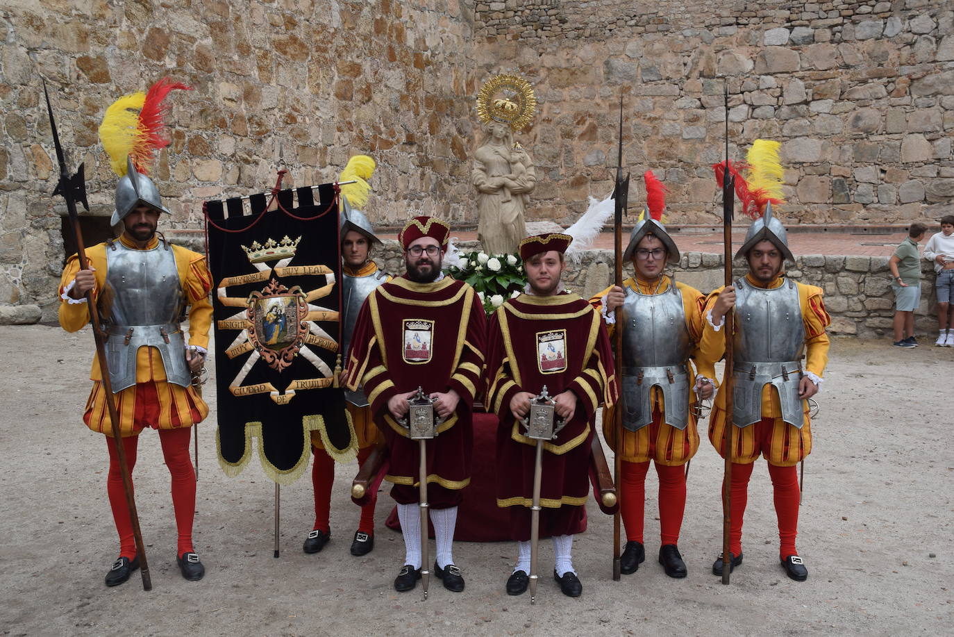 Subida, en procesión, de la Patrona al castillo
