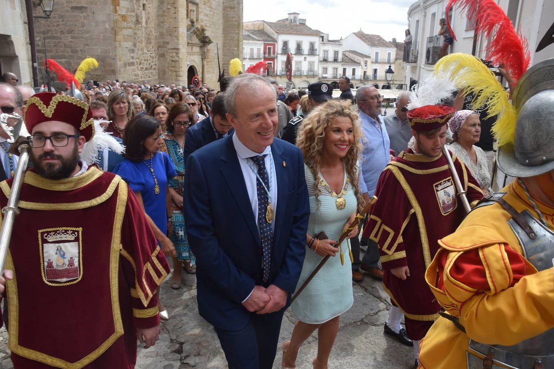 Subida, en procesión, de la Patrona al castillo