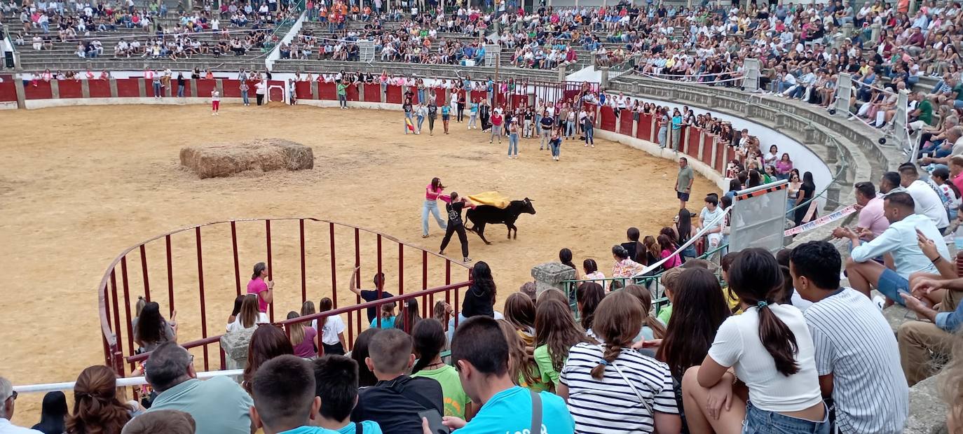 Ambiente festivo del día de la capea de las mujeres