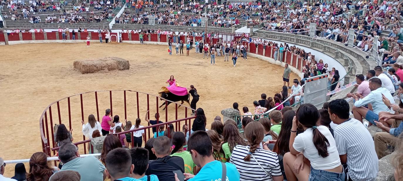 Ambiente festivo del día de la capea de las mujeres