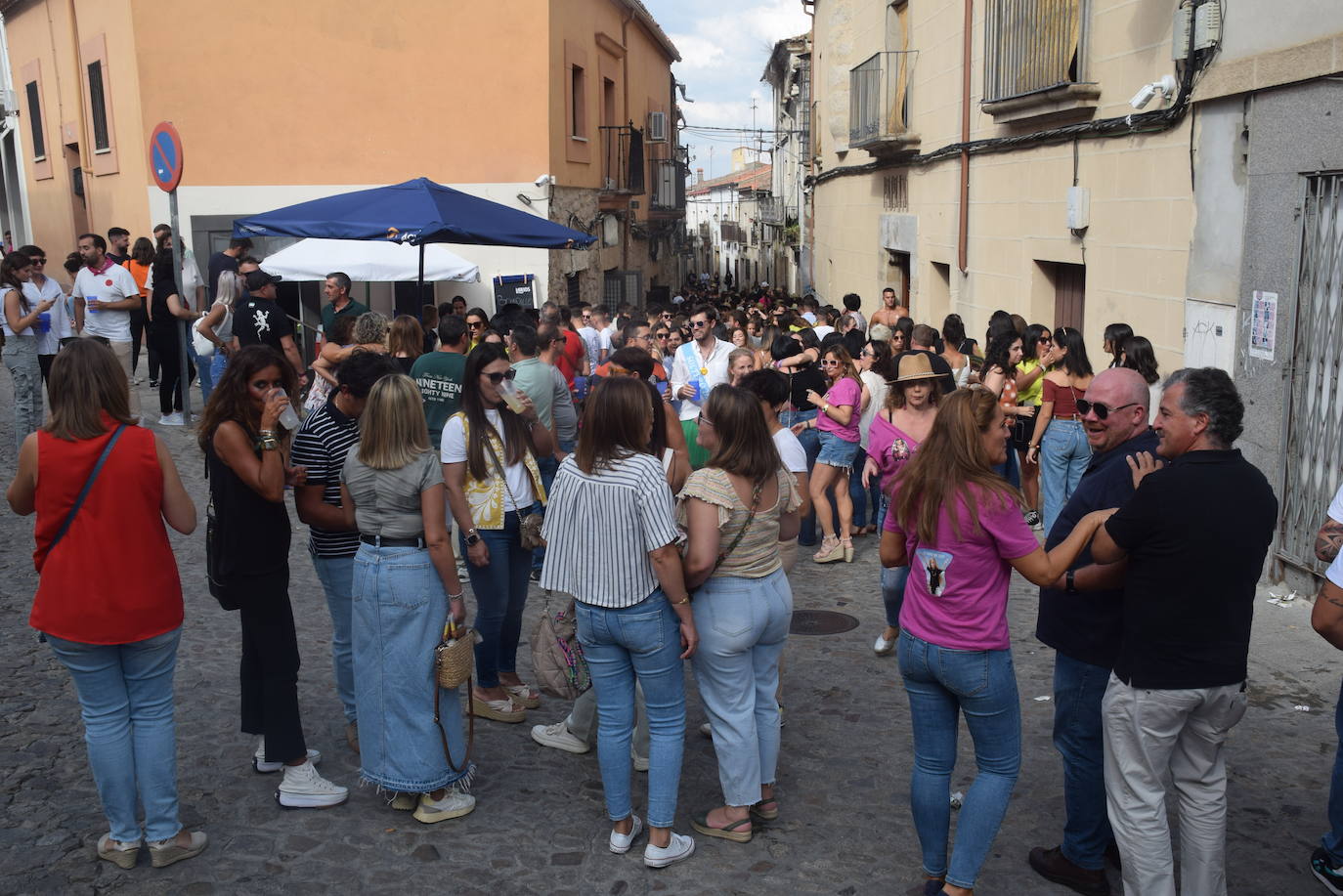 Ambiente festivo del día de la capea de las mujeres