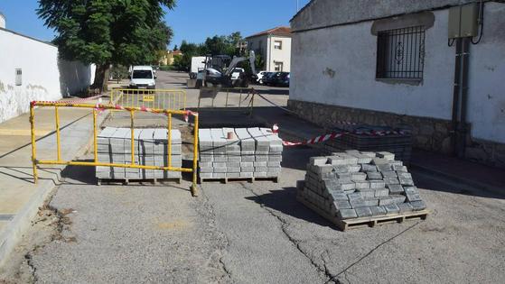 Finalizan las obras del ensanche de las aceras en 'Las 70 viviendas'