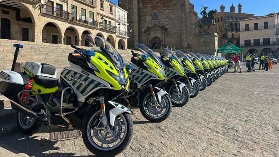 La plaza Mayor acoge la presentación de motocicletas para la Guardia Civil