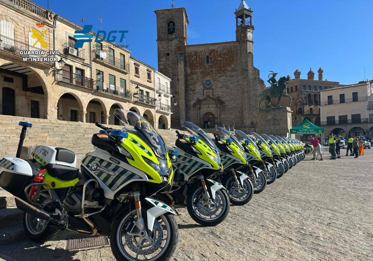 La plaza Mayor acoge la presentación de motocicletas para la Guardia Civil