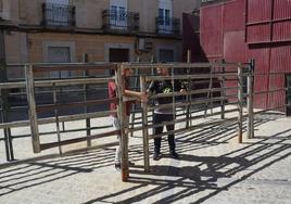 Los hermanos Jiménez, revisando el vallado de una zona del recorrido de los encierros