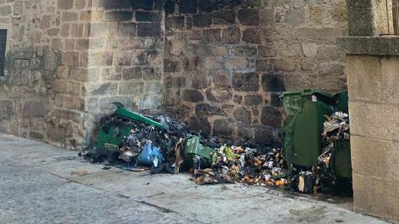 Un total de 14 contenedores, de diferentes tipología, sale ardiendo este fin de semana