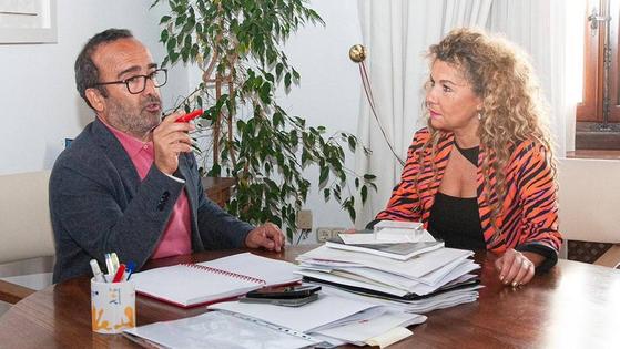 Inés Rubio expresa su interés en acabar las obras del salón de actos del Mercado Regional