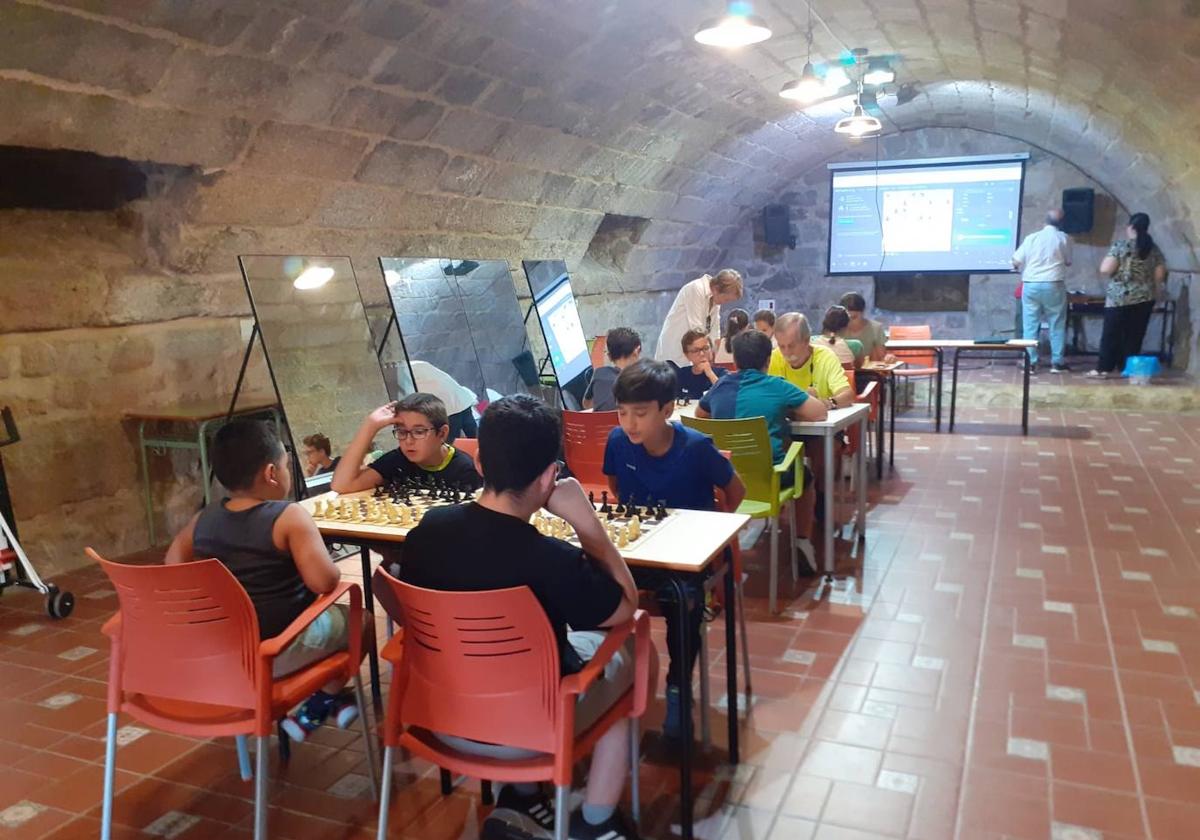 La escuela municipal de ajedrez cuenta con una veintena de menores
