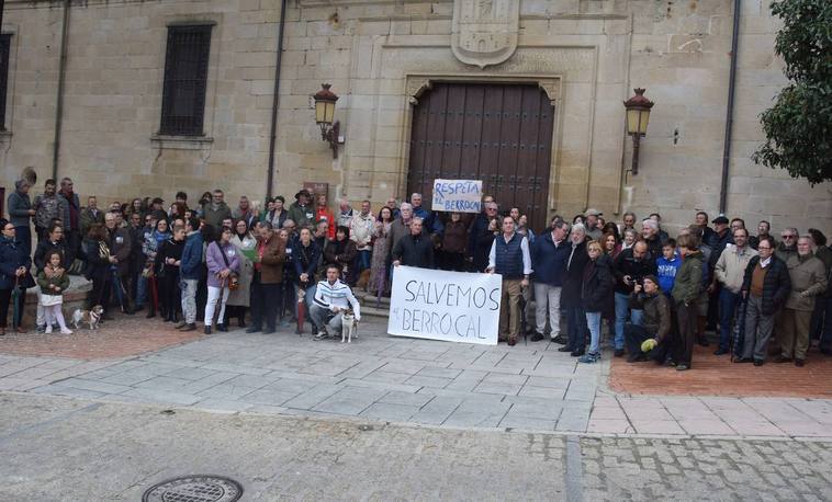 Asistentes en esta protesta, en la puerta del Ayuntamiento.